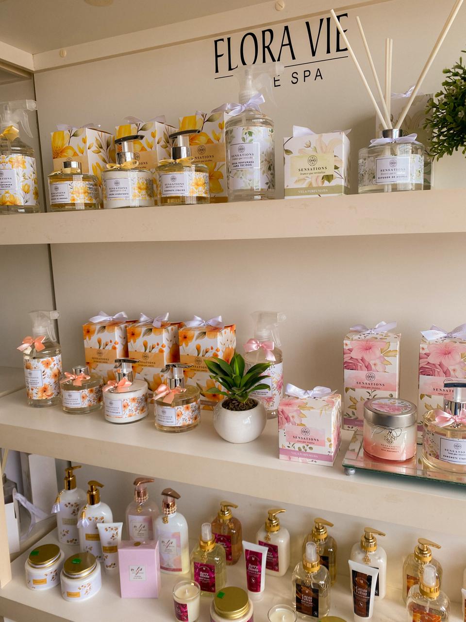 Vitrine Flora Vie com linha Sensations exposta em prateleiras