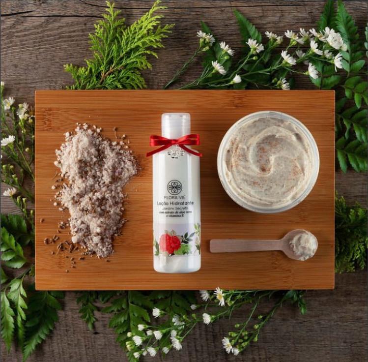 Loção hidratante Jardim Secreto Flora Vie com ingredientes naturais
